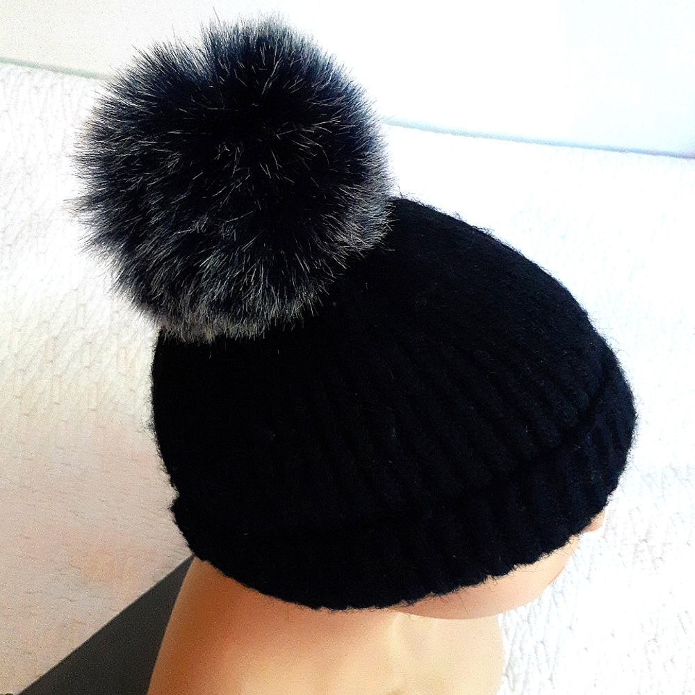 Fur pompom.